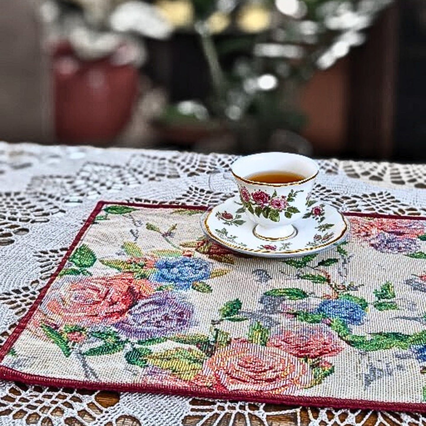 Set of 4-Pieces Vintage Romantic Roses Lovely Pink Floral Tapestry Placemats